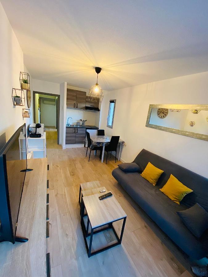 Appartement Au Port De Saint Cyprien Bagian luar foto